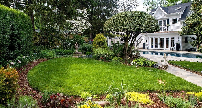 How to decorate an American style garden